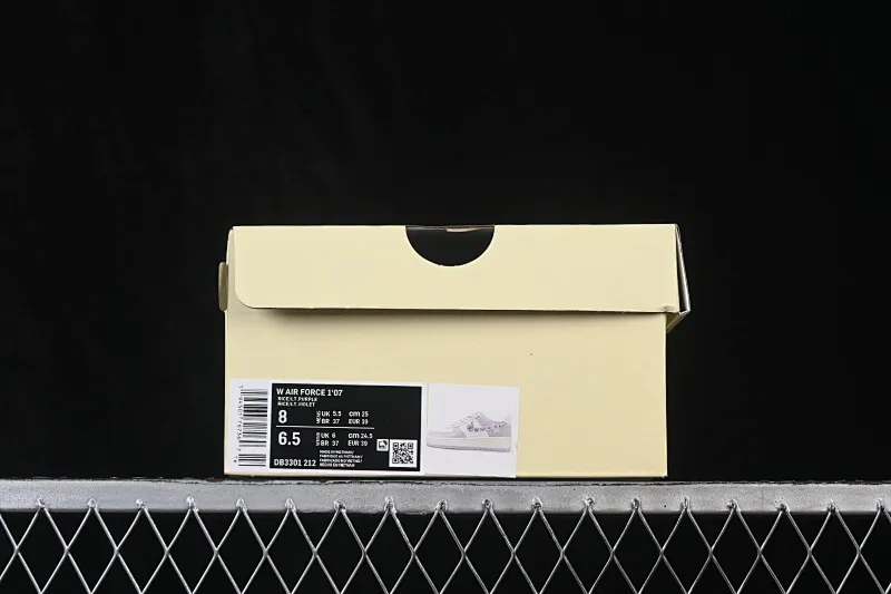 All categories Nk Air Force 1 Air Force series Nk Air Force 1 Low Air Force low-top Nike Air Force 1'07 Low "Rose Glitter" Hand-painted graffiti Rose diamonds Air Force 1 low-top casual sneakers DB3301-212